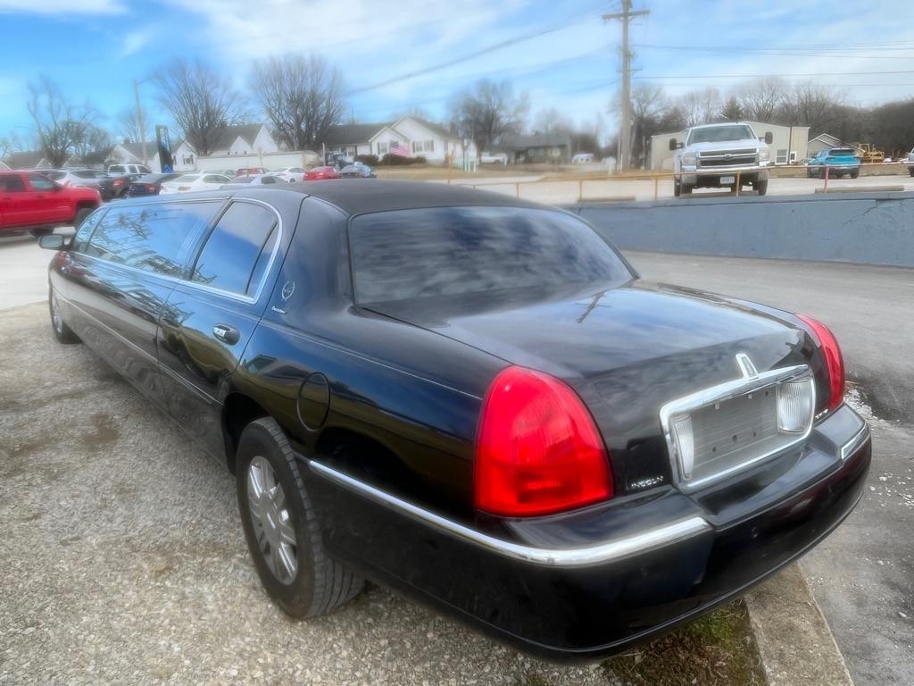 Lincoln Town Car Executive Limo 2008