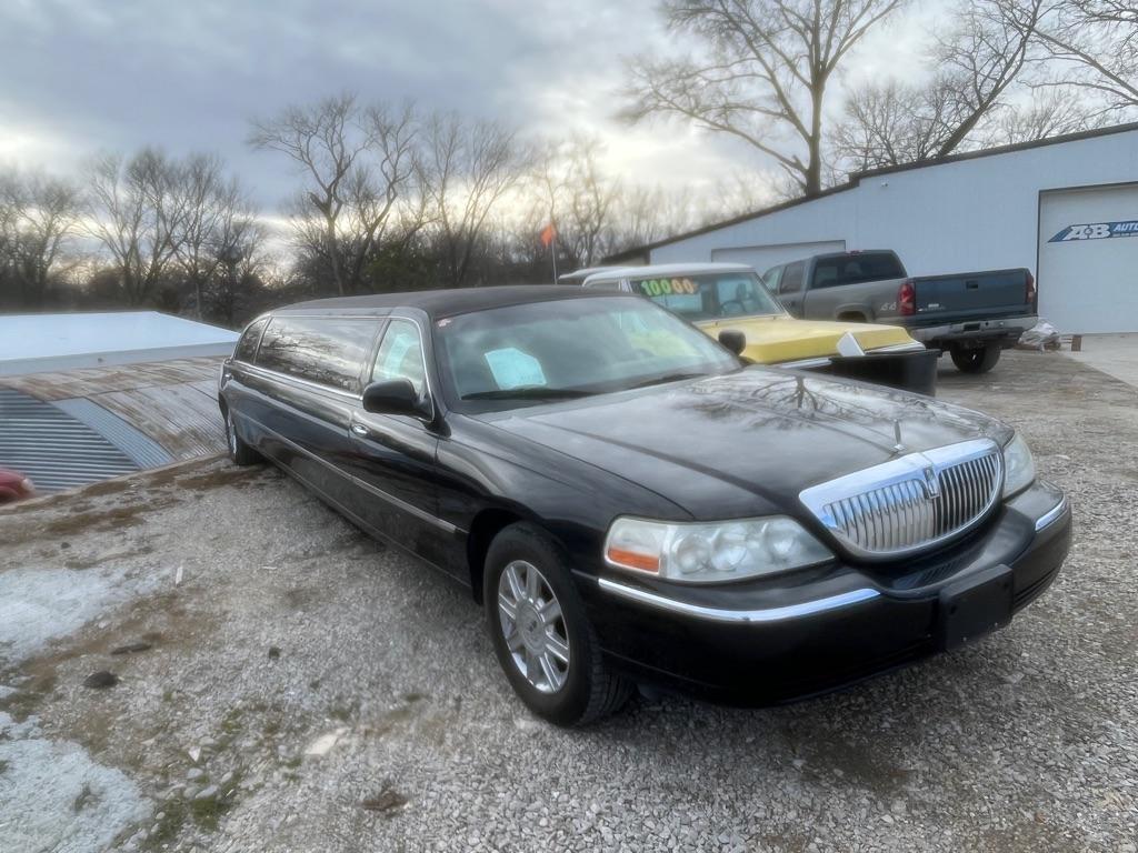 Lincoln Town Car Executive Limo 2008