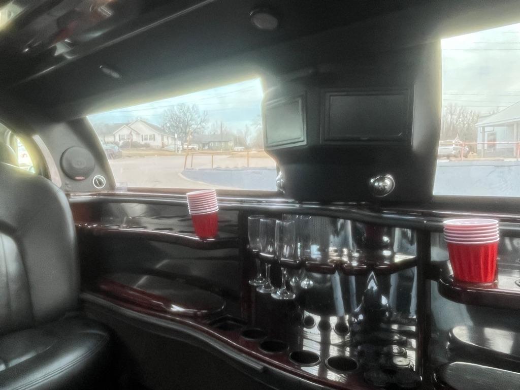 Lincoln Town Car Executive Limo 2008