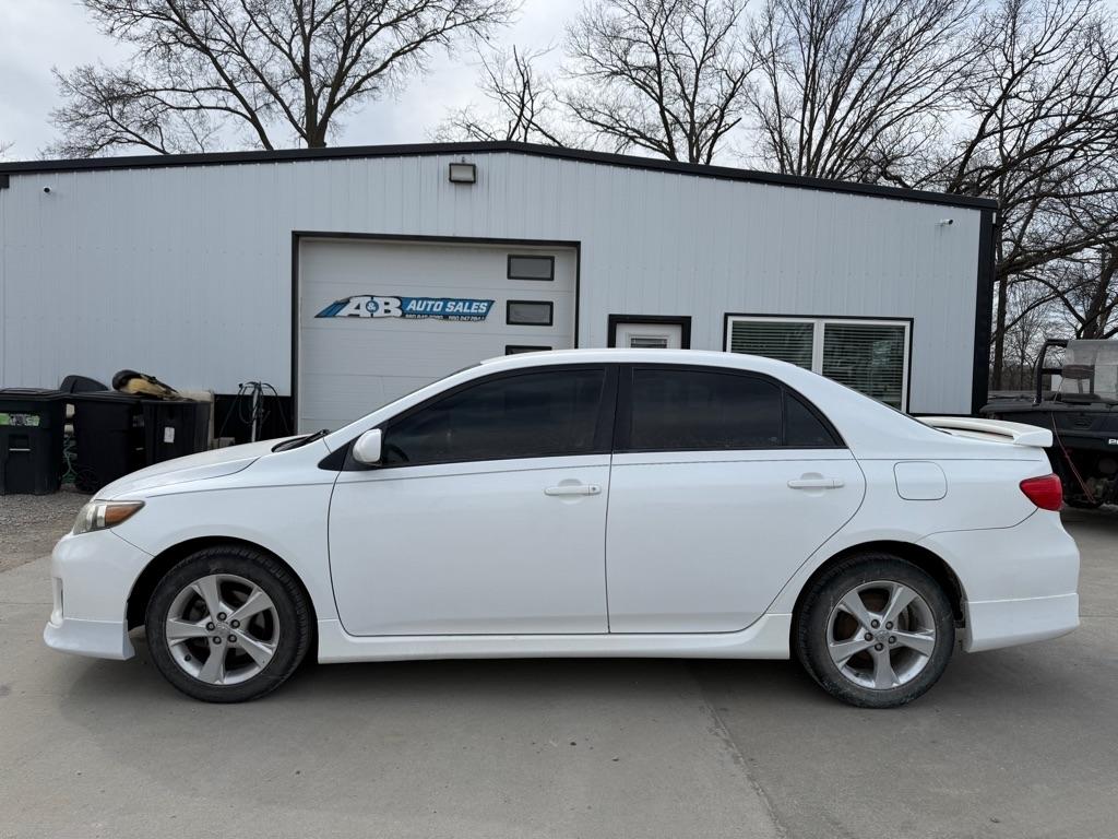 Toyota Corolla Base 5-Speed MT 2011