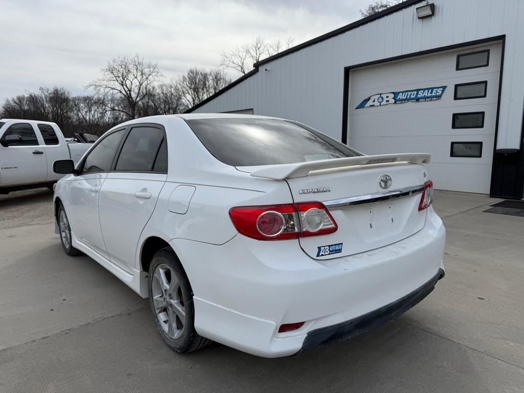 Toyota Corolla Base 5-Speed MT 2011