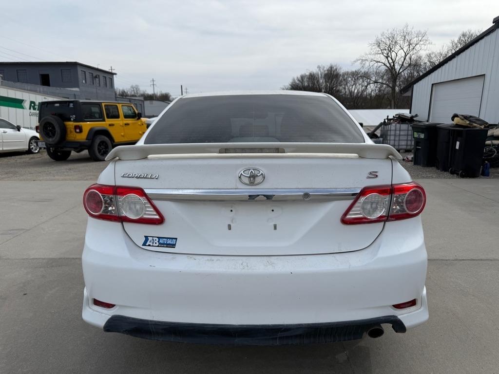 Toyota Corolla Base 5-Speed MT 2011