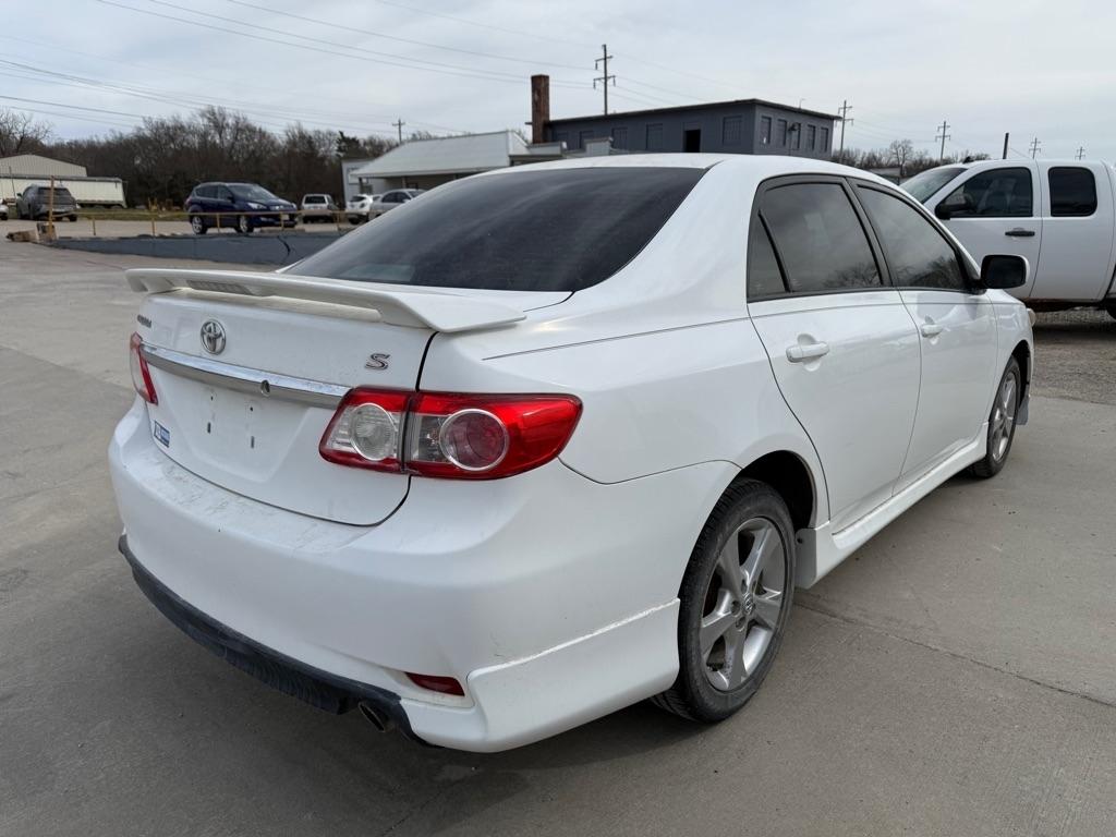 Toyota Corolla Base 5-Speed MT 2011