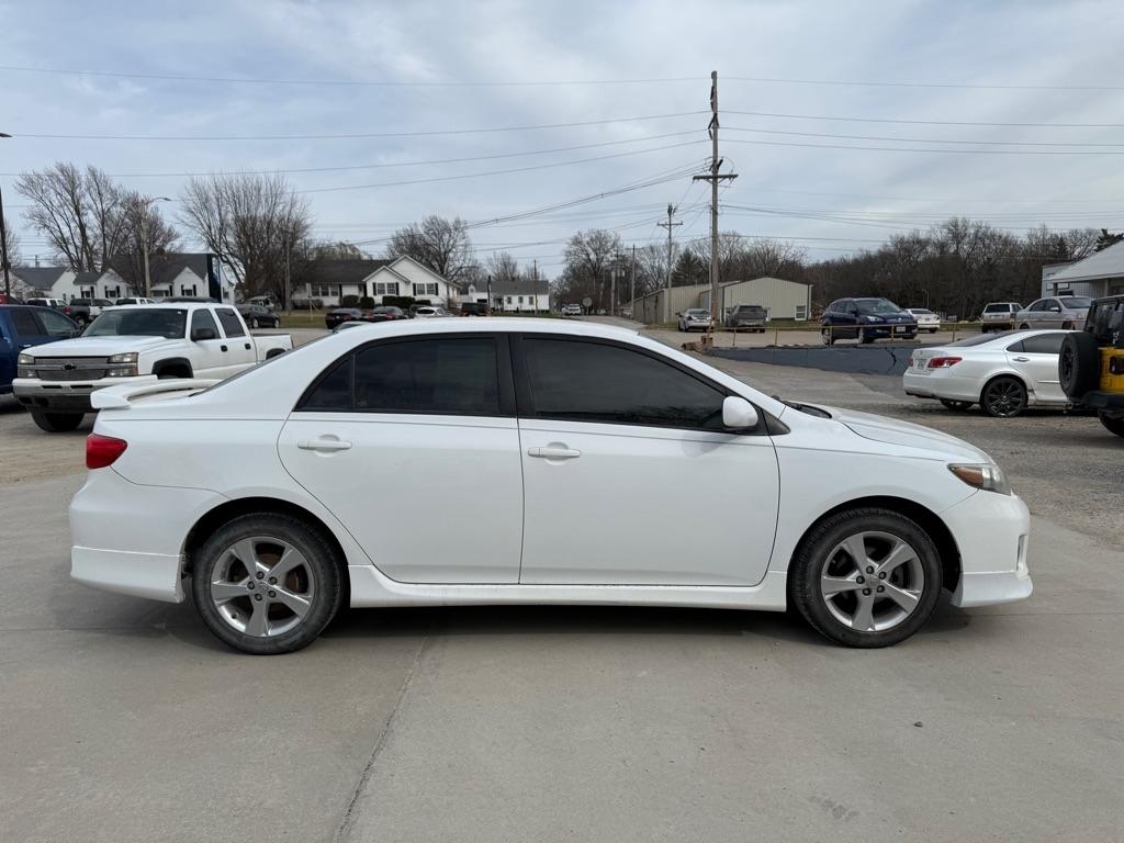 Toyota Corolla Base 5-Speed MT 2011