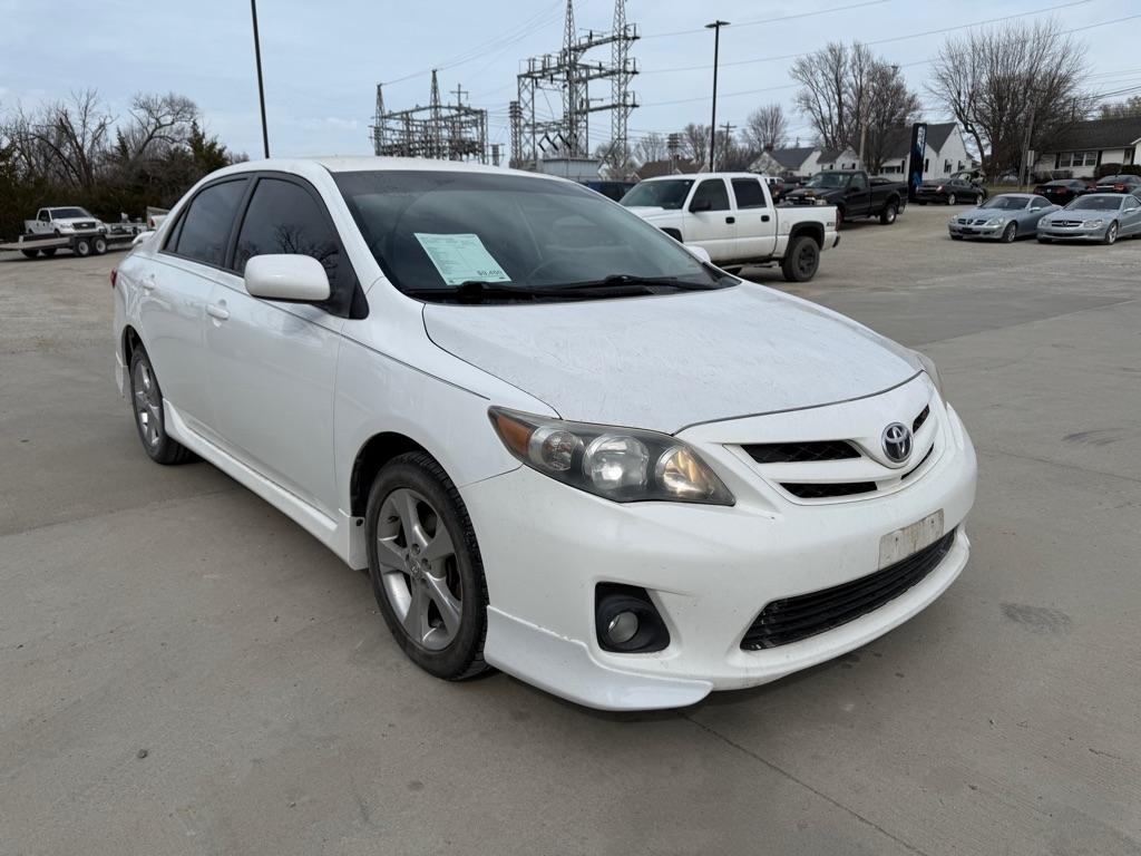Toyota Corolla Base 5-Speed MT 2011