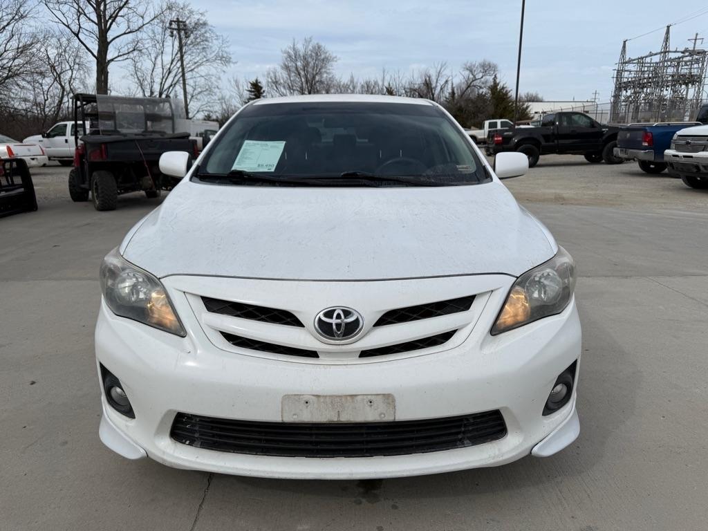 Toyota Corolla Base 5-Speed MT 2011