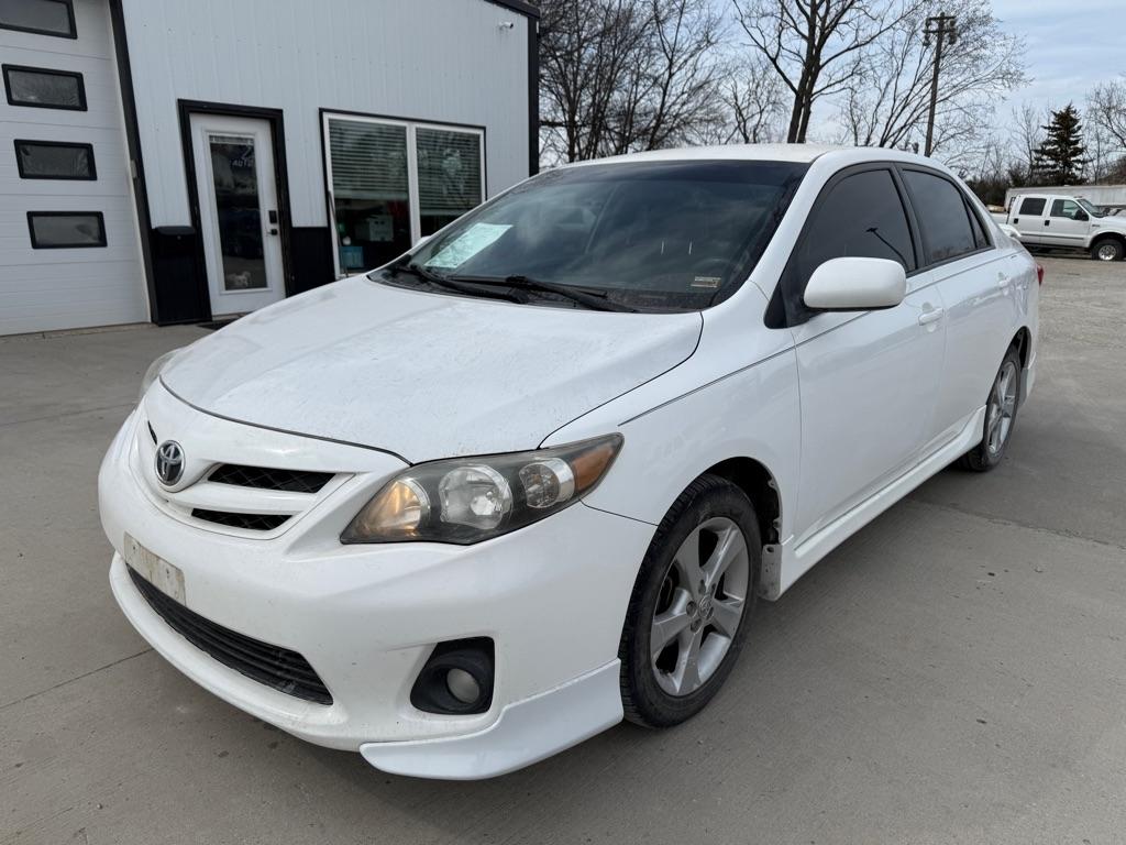 Toyota Corolla Base 5-Speed MT 2011
