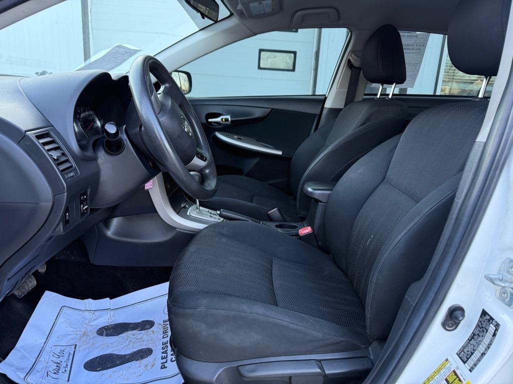 Toyota Corolla Base 5-Speed MT 2011