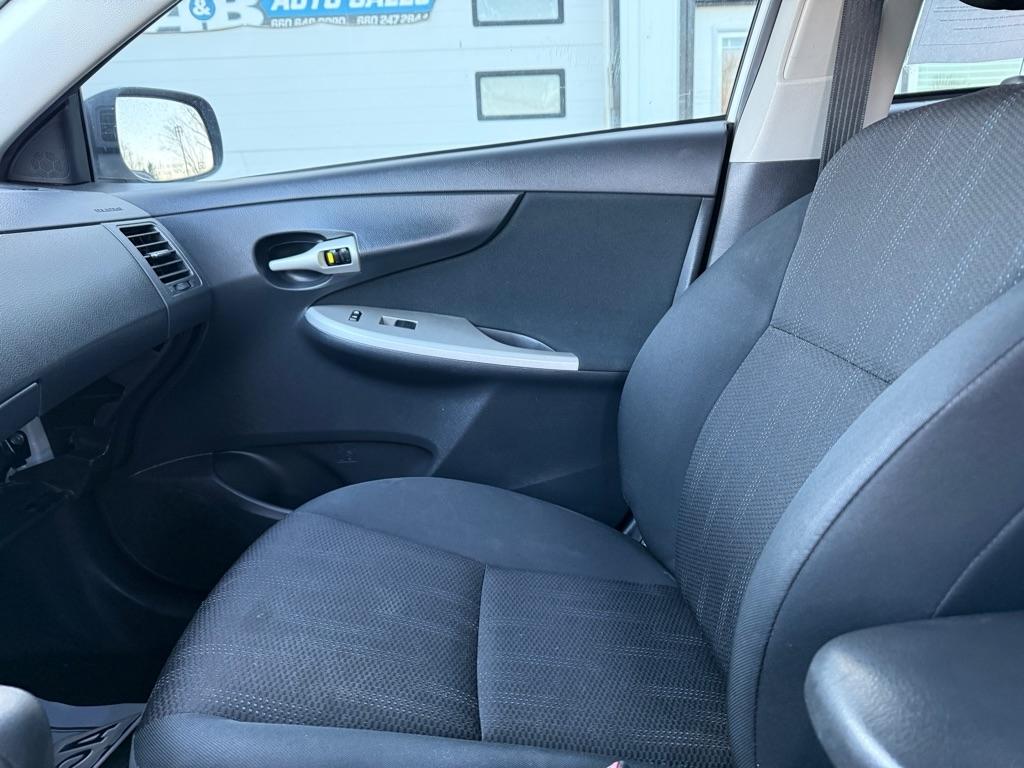 Toyota Corolla Base 5-Speed MT 2011
