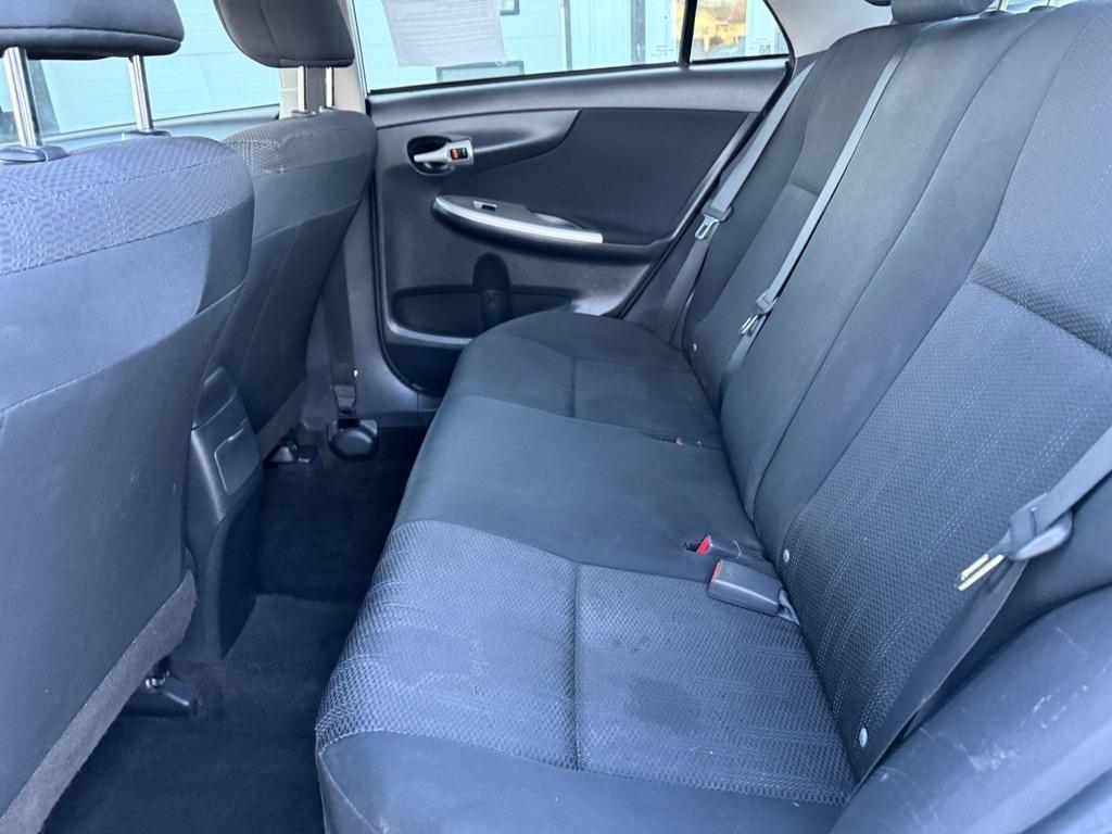 Toyota Corolla Base 5-Speed MT 2011