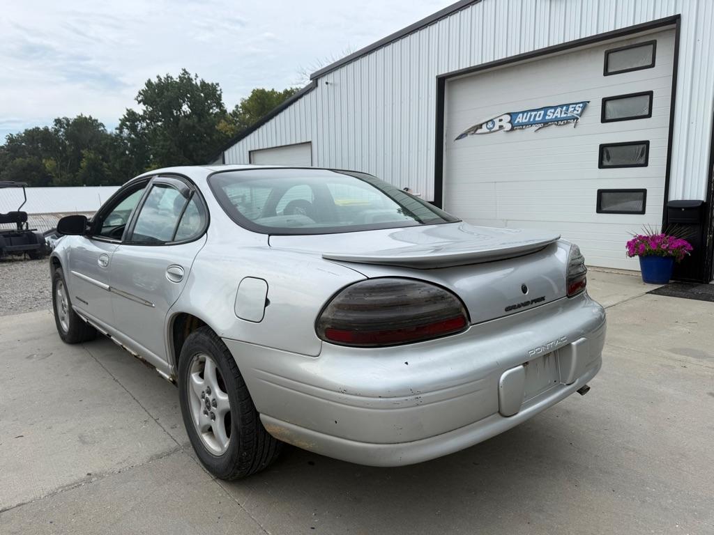 Pontiac Grand Prix SE sedan 2001