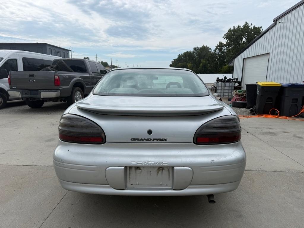 Pontiac Grand Prix SE sedan 2001