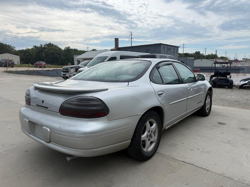 Pontiac Grand Prix SE sedan 2001