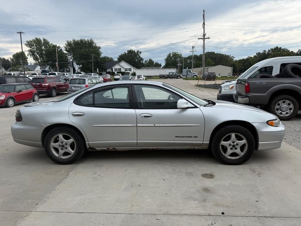 Pontiac Grand Prix SE sedan 2001