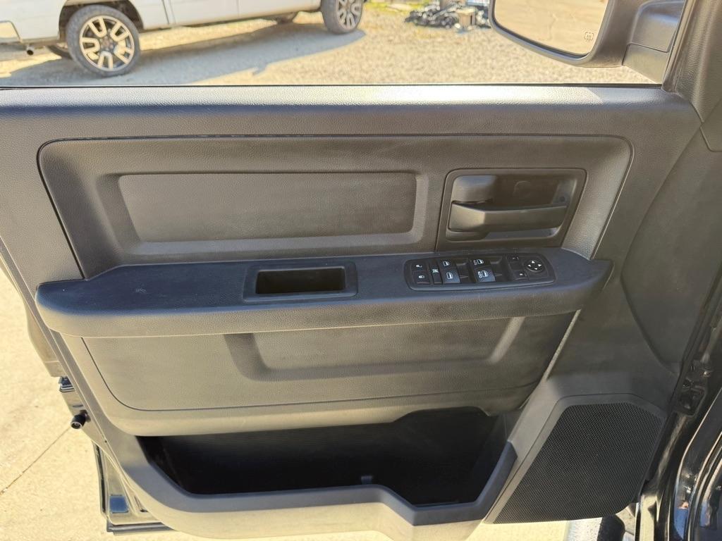 RAM 1500 Tradesman Crew Cab SWB 4WD 2017