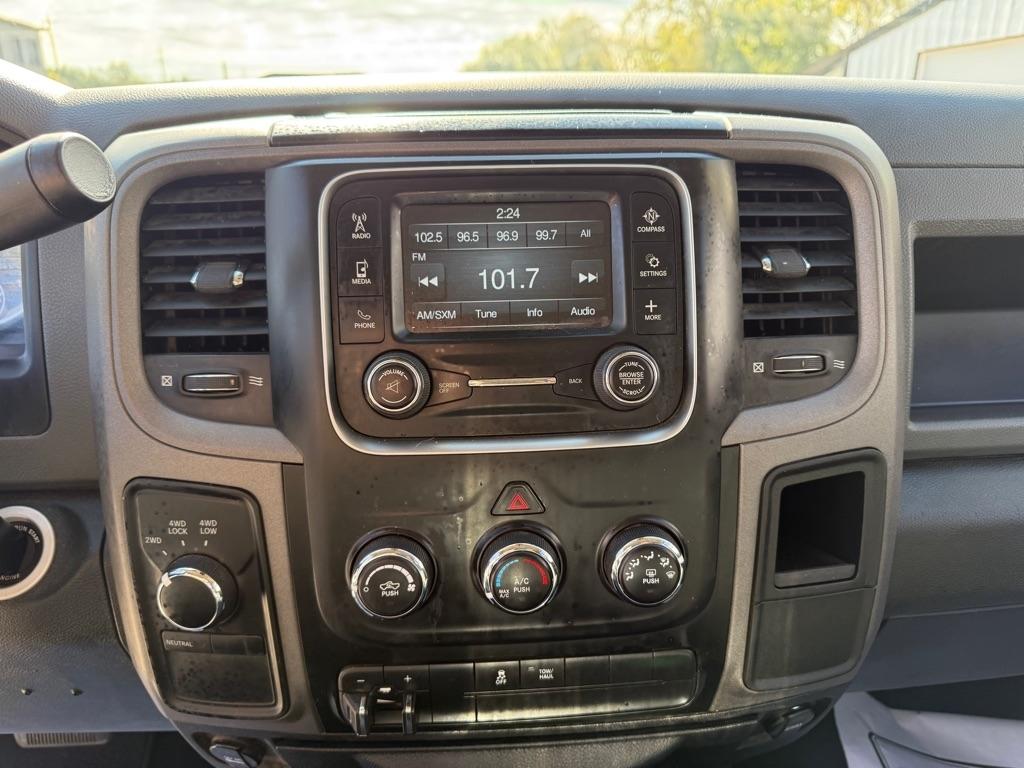 RAM 1500 Tradesman Crew Cab SWB 4WD 2017