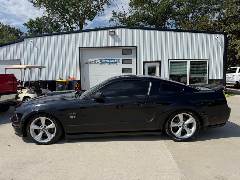 Ford Mustang GT Deluxe Coupe 2005