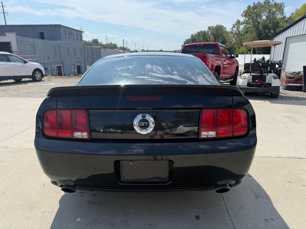 Ford Mustang GT Deluxe Coupe 2005