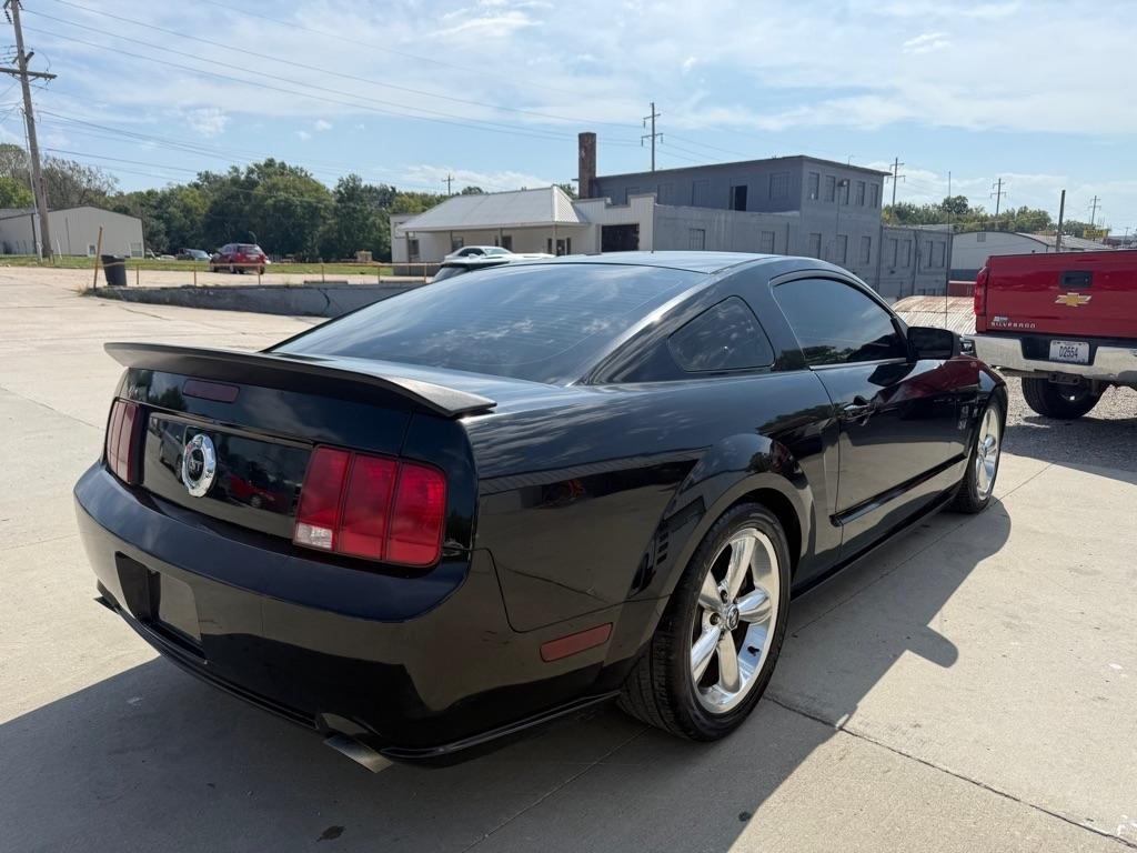 Ford Mustang GT Deluxe Coupe 2005