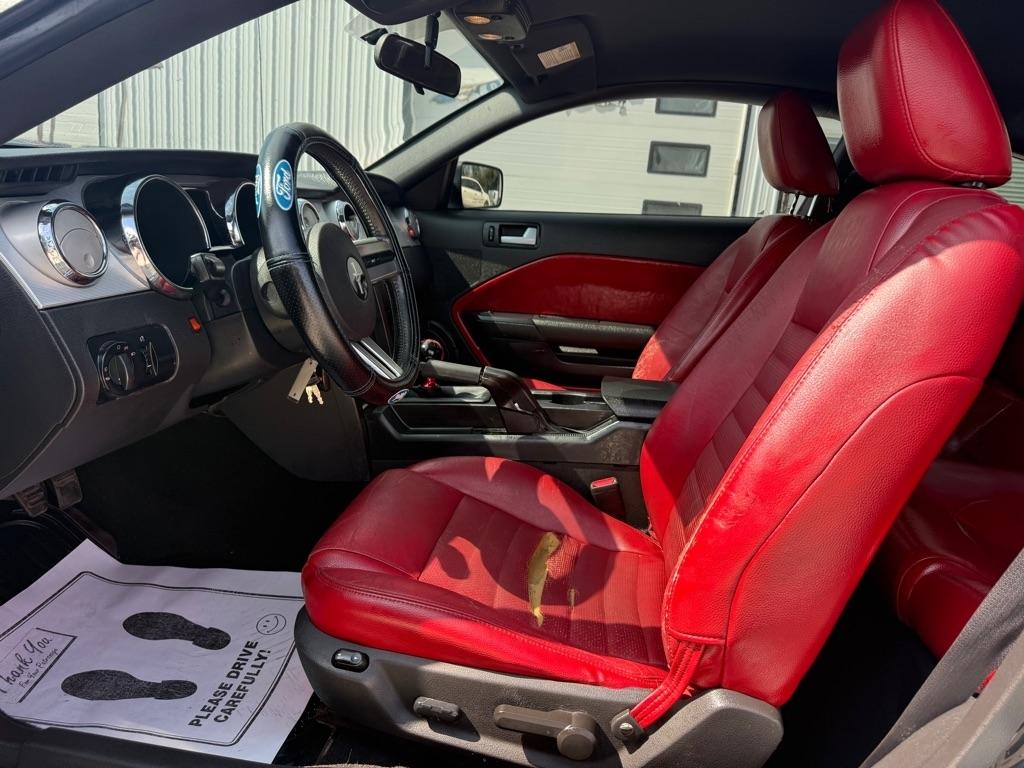 Ford Mustang GT Deluxe Coupe 2005