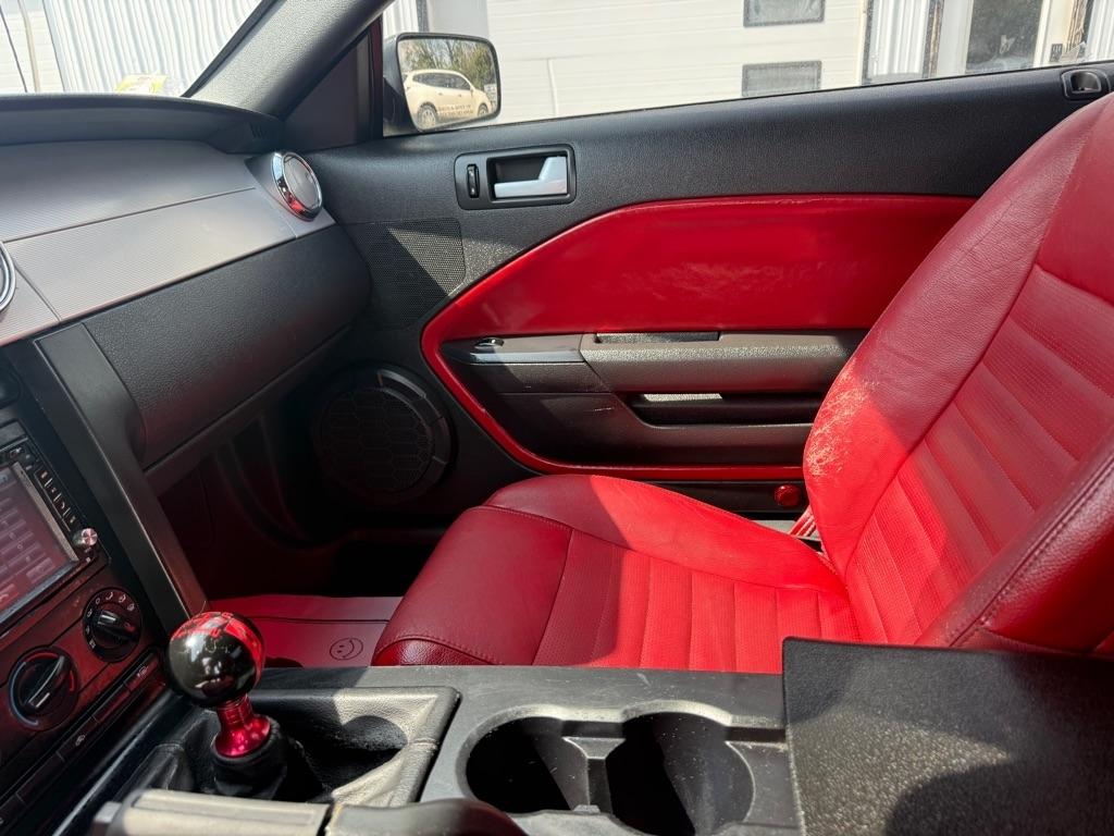 Ford Mustang GT Deluxe Coupe 2005