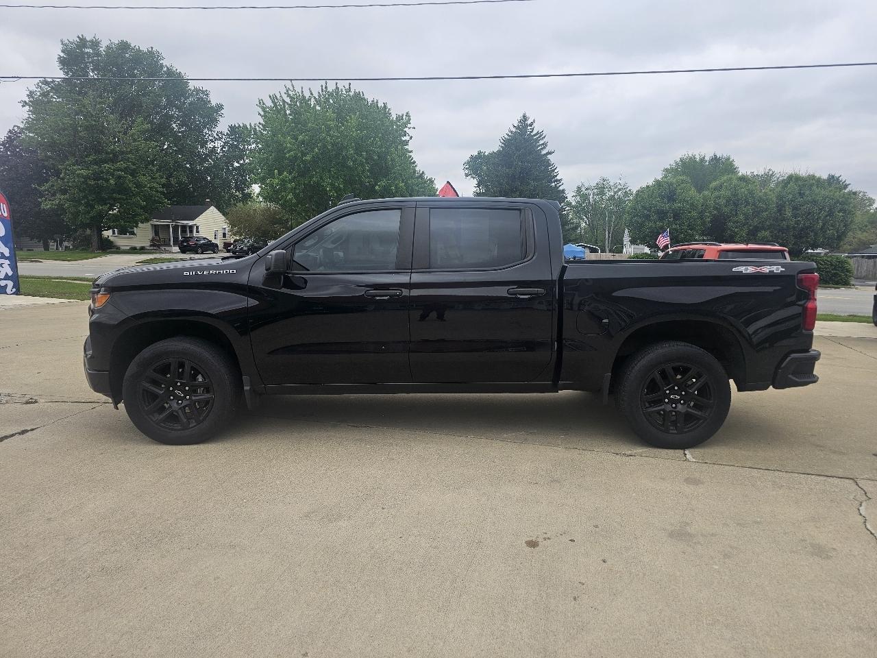 Chevrolet Silverado 1500 Custom Crew Cab 4WD 2023