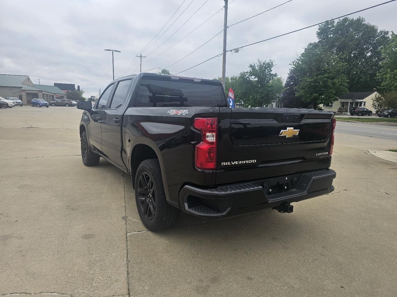 Chevrolet Silverado 1500 Custom Crew Cab 4WD 2023