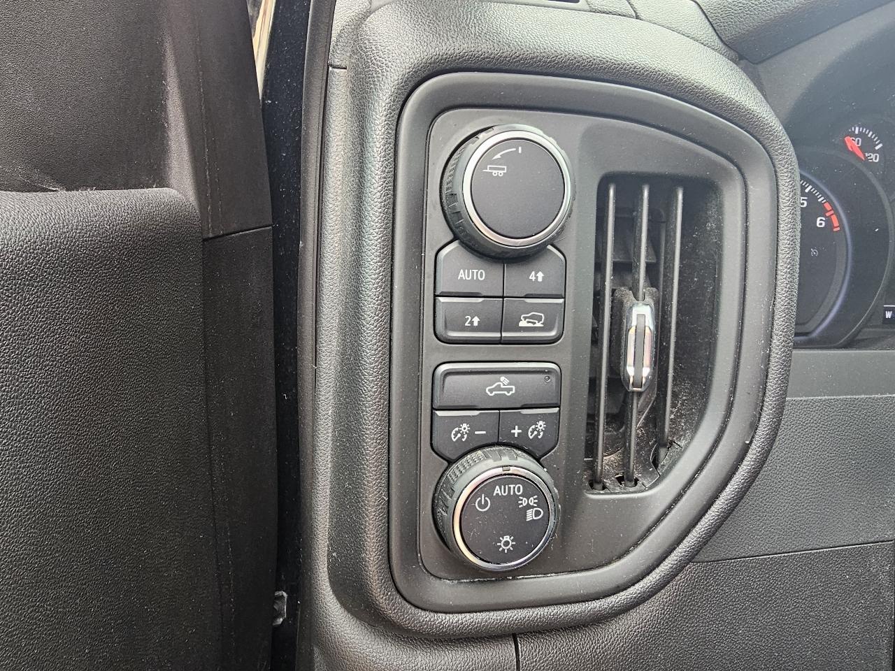 Chevrolet Silverado 1500 Custom Crew Cab 4WD 2023