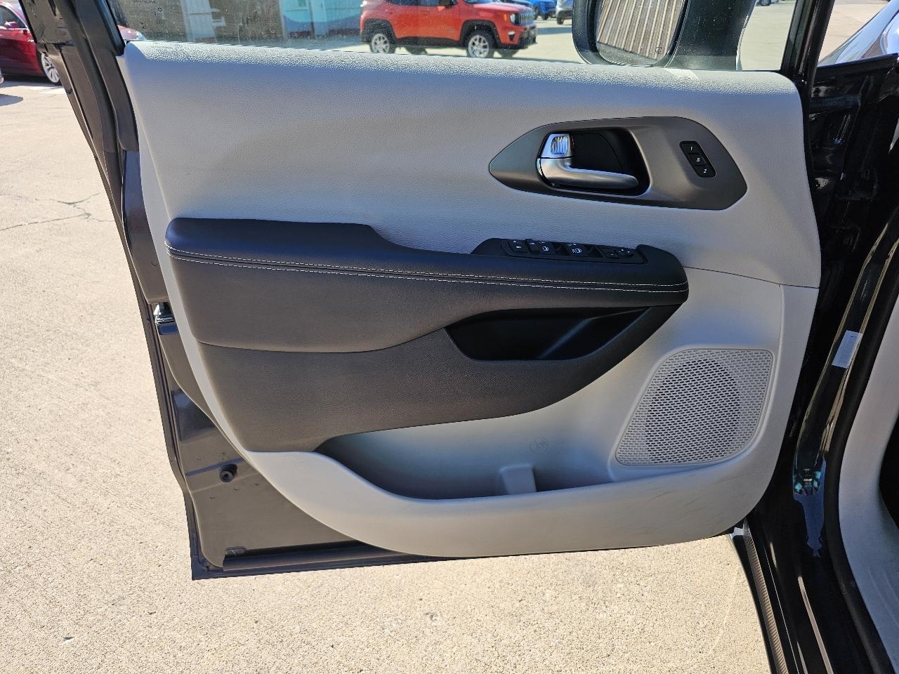 Chrysler Pacifica Touring L 2023