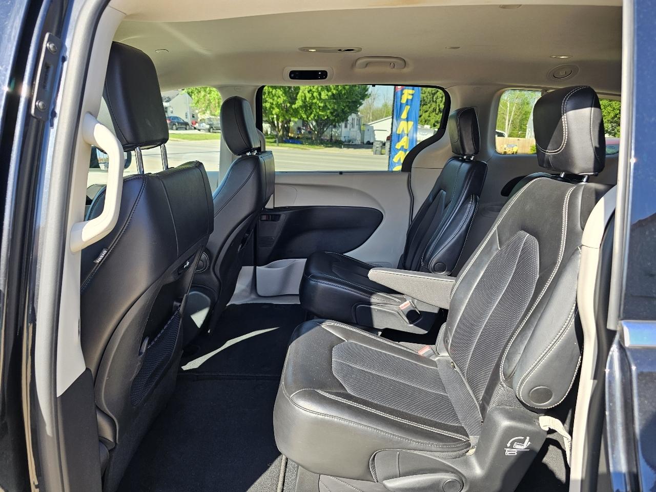 Chrysler Pacifica Touring L 2023