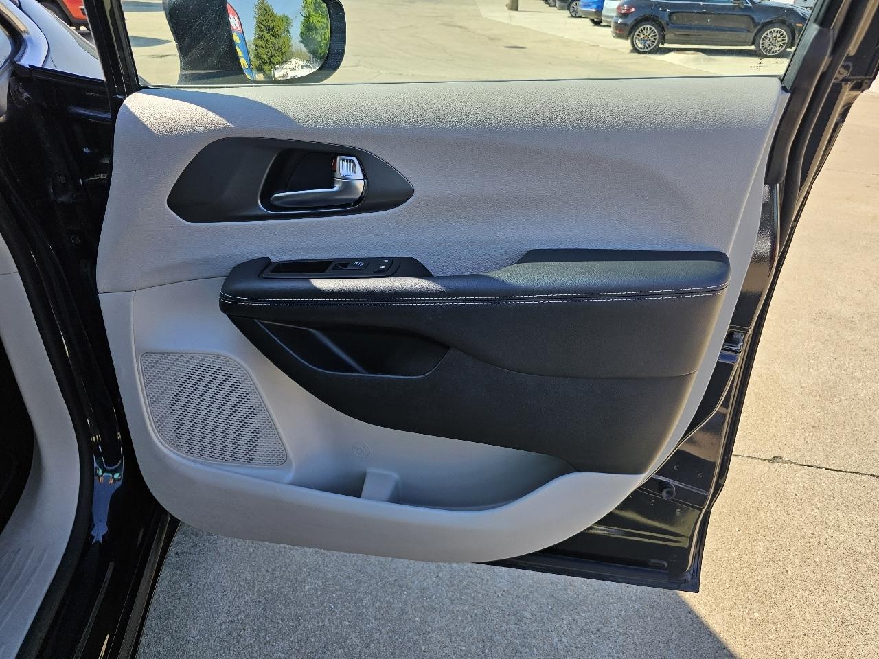 Chrysler Pacifica Touring L 2023