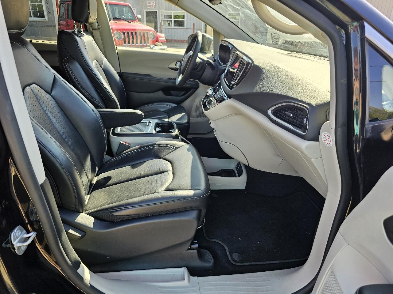 Chrysler Pacifica Touring L 2023