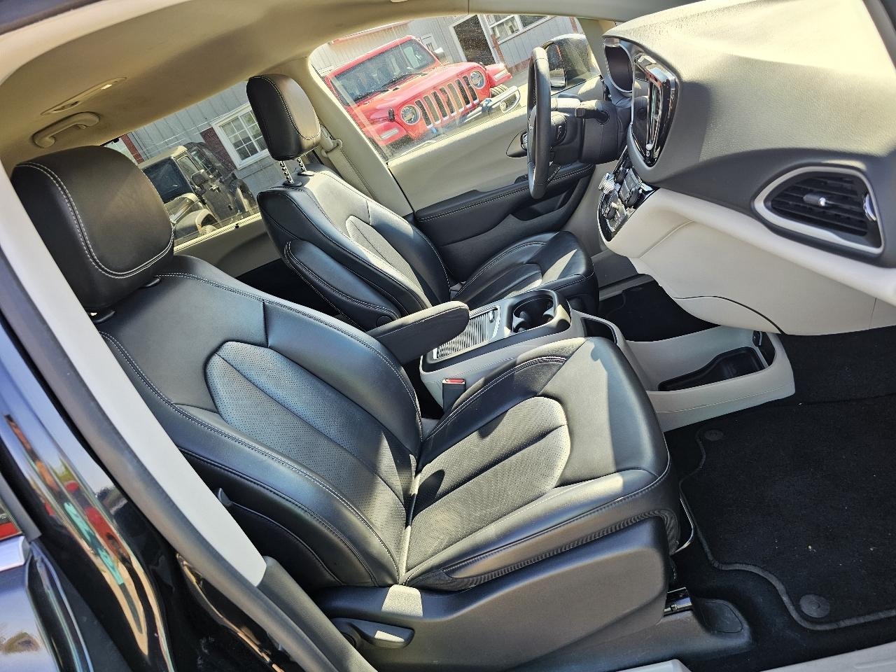 Chrysler Pacifica Touring L 2023