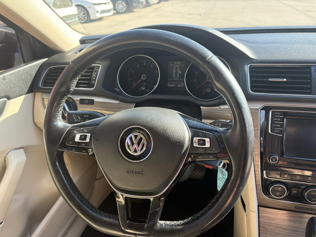 Volkswagen Passat SE PZEV 6A w/ Sunroof & Nav 2016