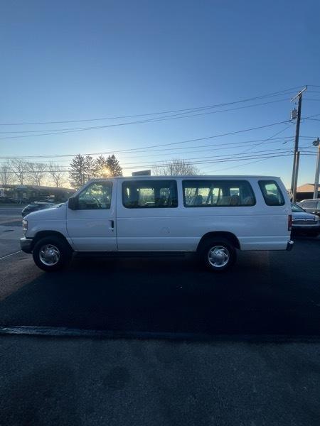 Ford Econoline E-350 XLT Super Duty Extended 2012