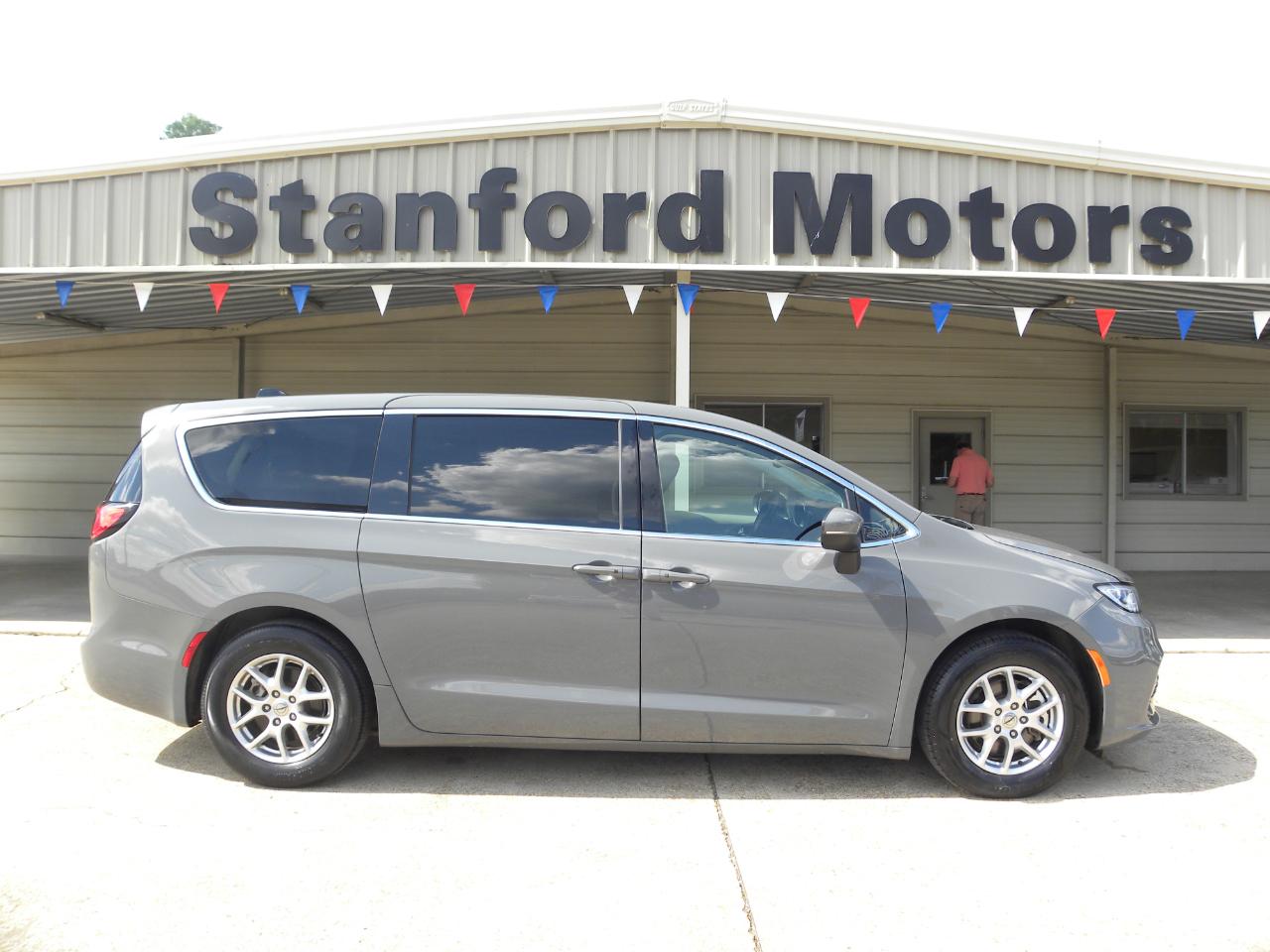 2023 Chrysler Pacifica Touring L's photo