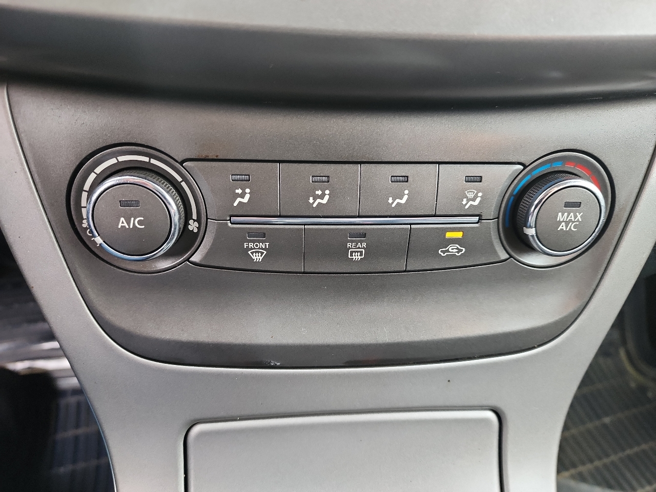 Nissan Sentra 4dr Sdn I4 CVT SV 2014 Nissan Sentra 4dr Sdn I4 CVT SV 2014