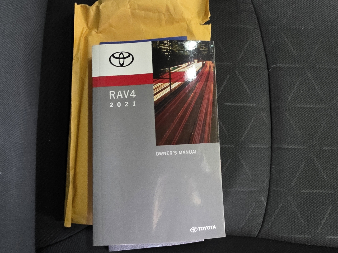 Toyota RAV4 XLE FWD (Natl) 2021 Toyota RAV4 XLE FWD (Natl) 2021