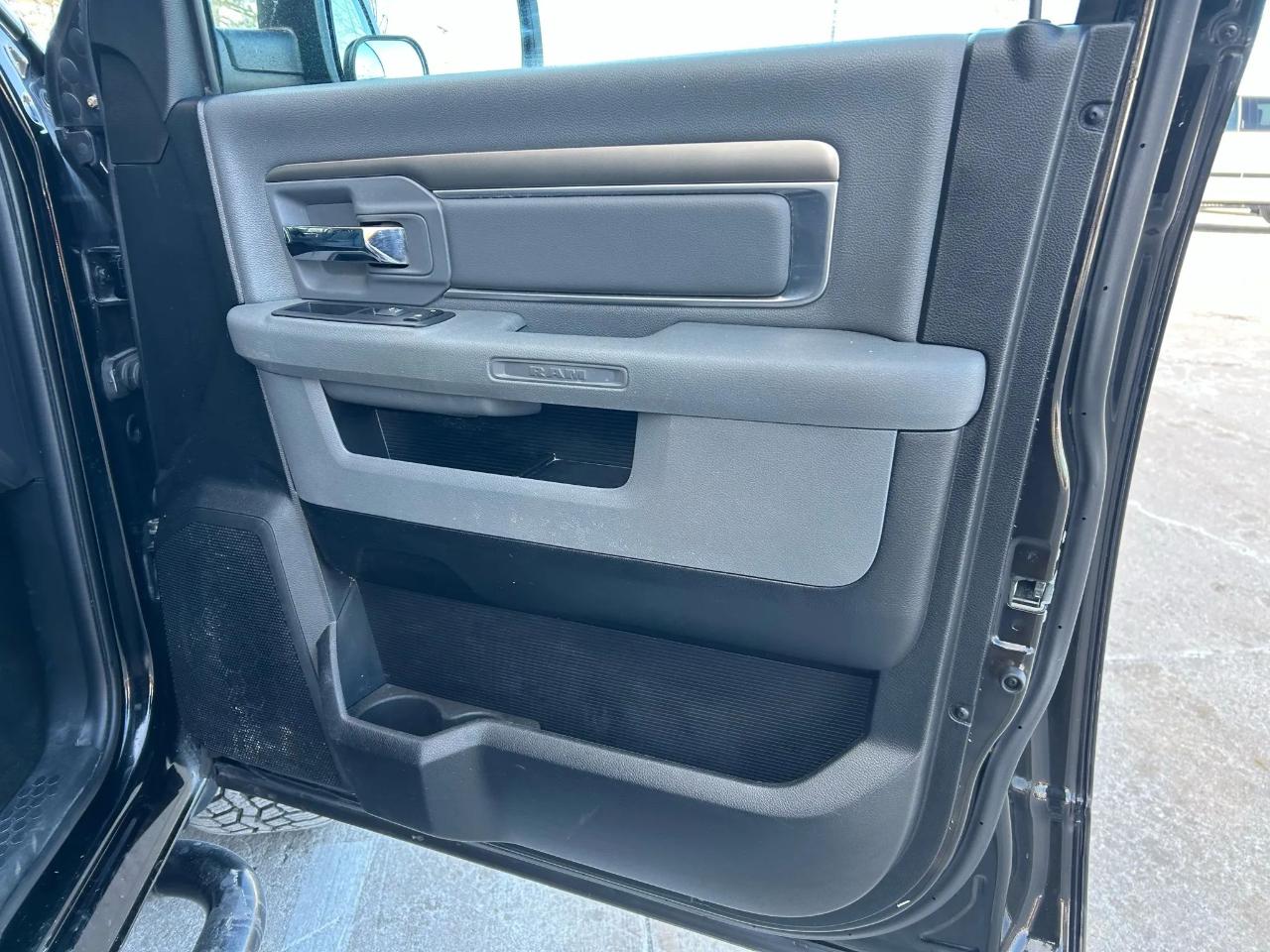 RAM 1500 SLT Crew Cab SWB 4WD 2017