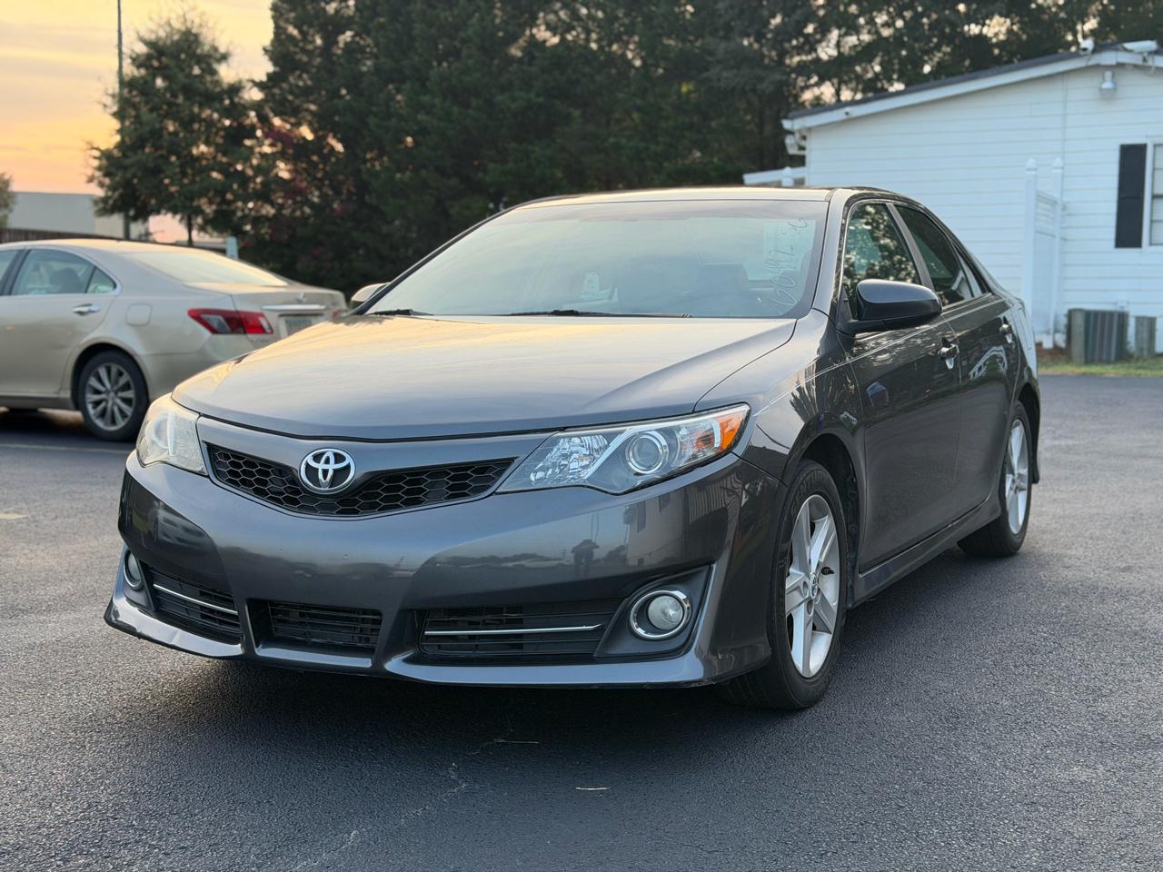 Toyota Camry 4dr Sdn I4 Auto SE (Natl) 2012