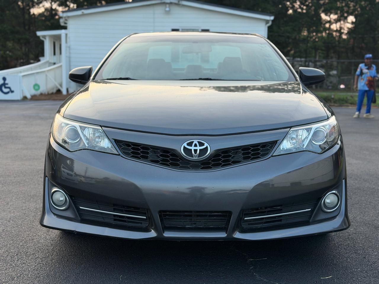Toyota Camry 4dr Sdn I4 Auto SE (Natl) 2012