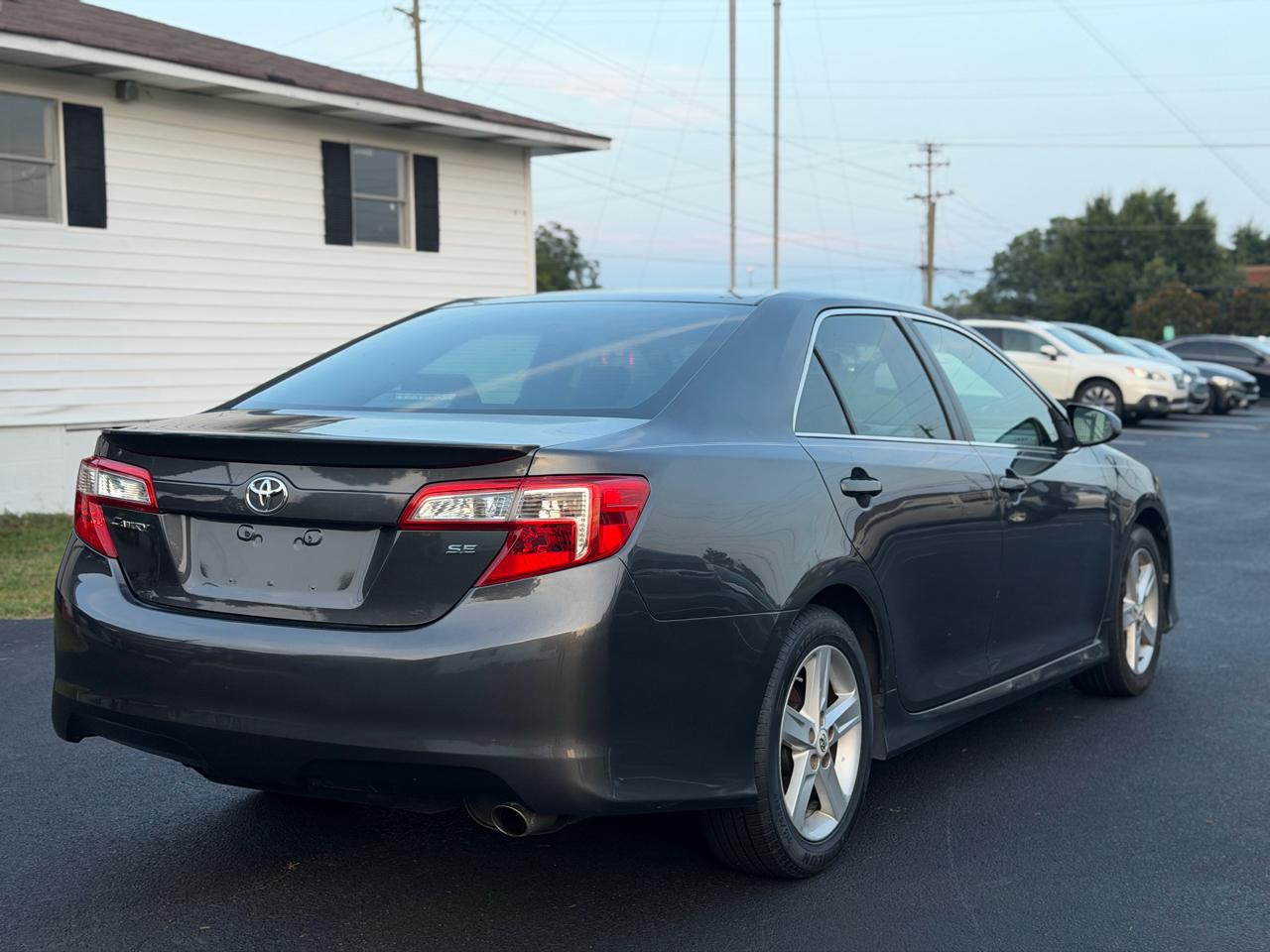 Toyota Camry 4dr Sdn I4 Auto SE (Natl) 2012