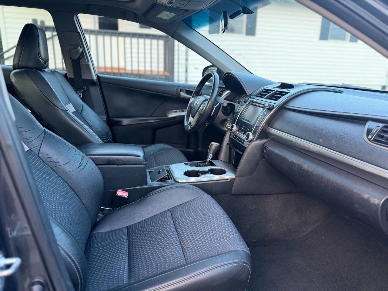 Toyota Camry 4dr Sdn I4 Auto SE (Natl) 2012