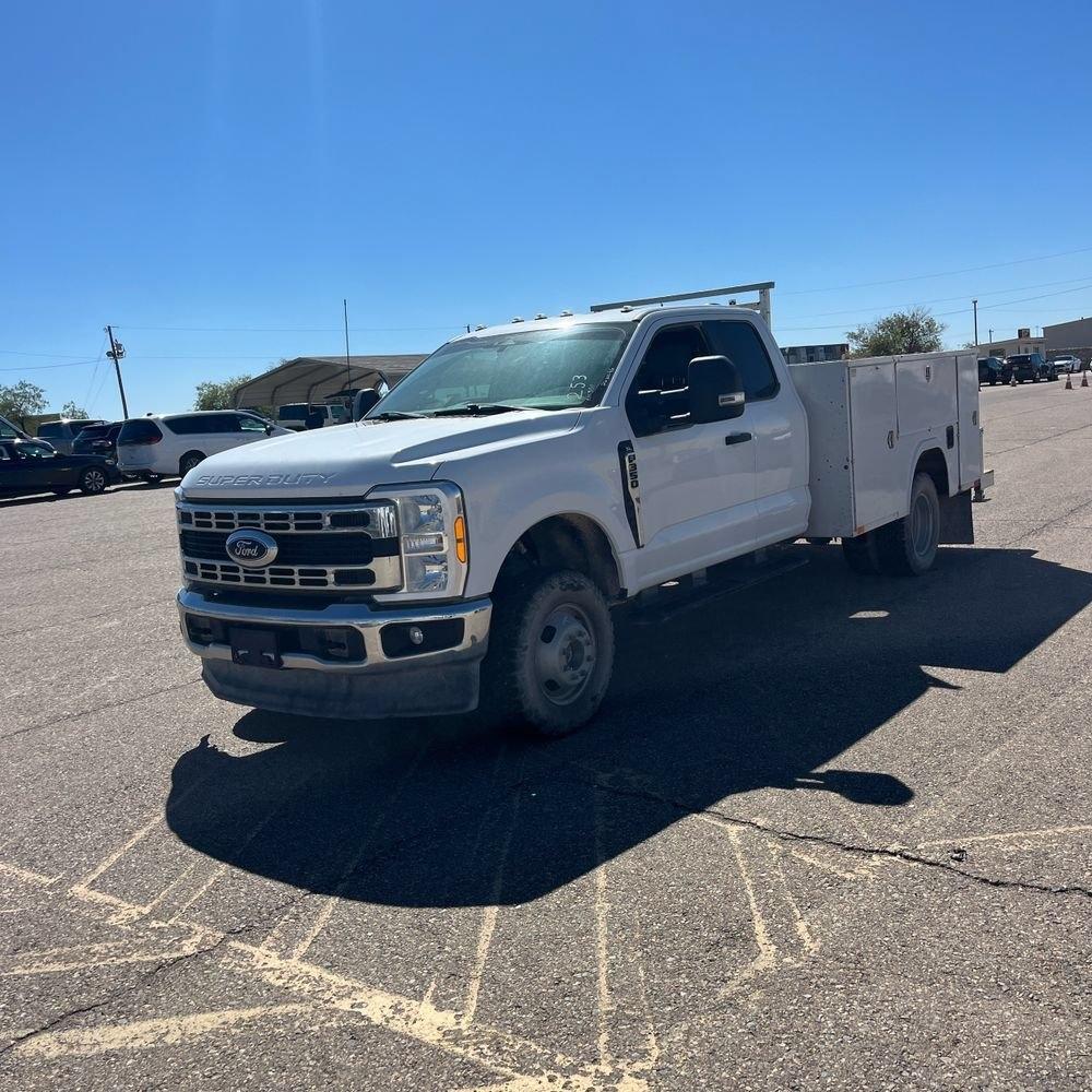 Ford F-350 SD XL SuperCab Long Bed 4WD DRW 2023