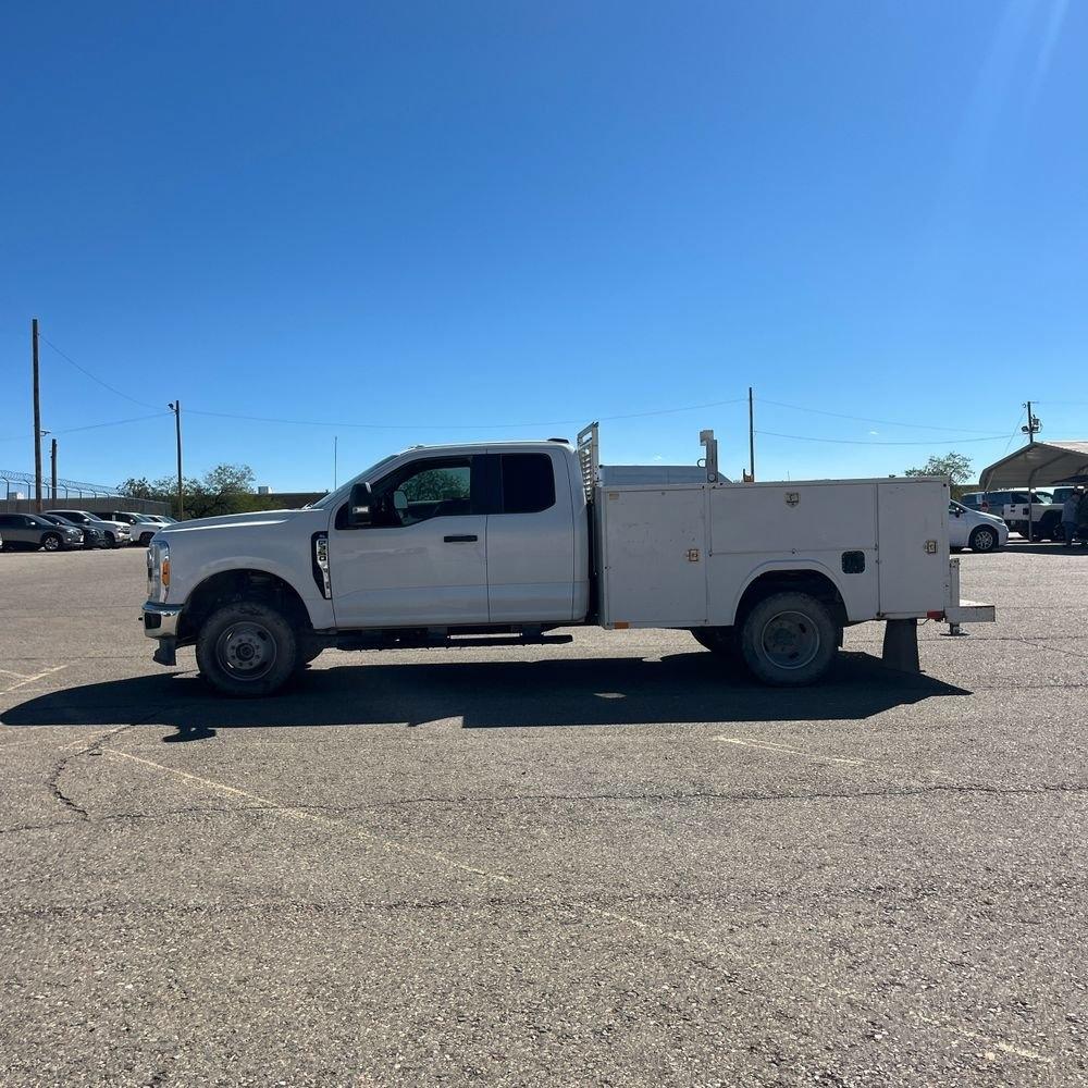 Ford F-350 SD XL SuperCab Long Bed 4WD DRW 2023