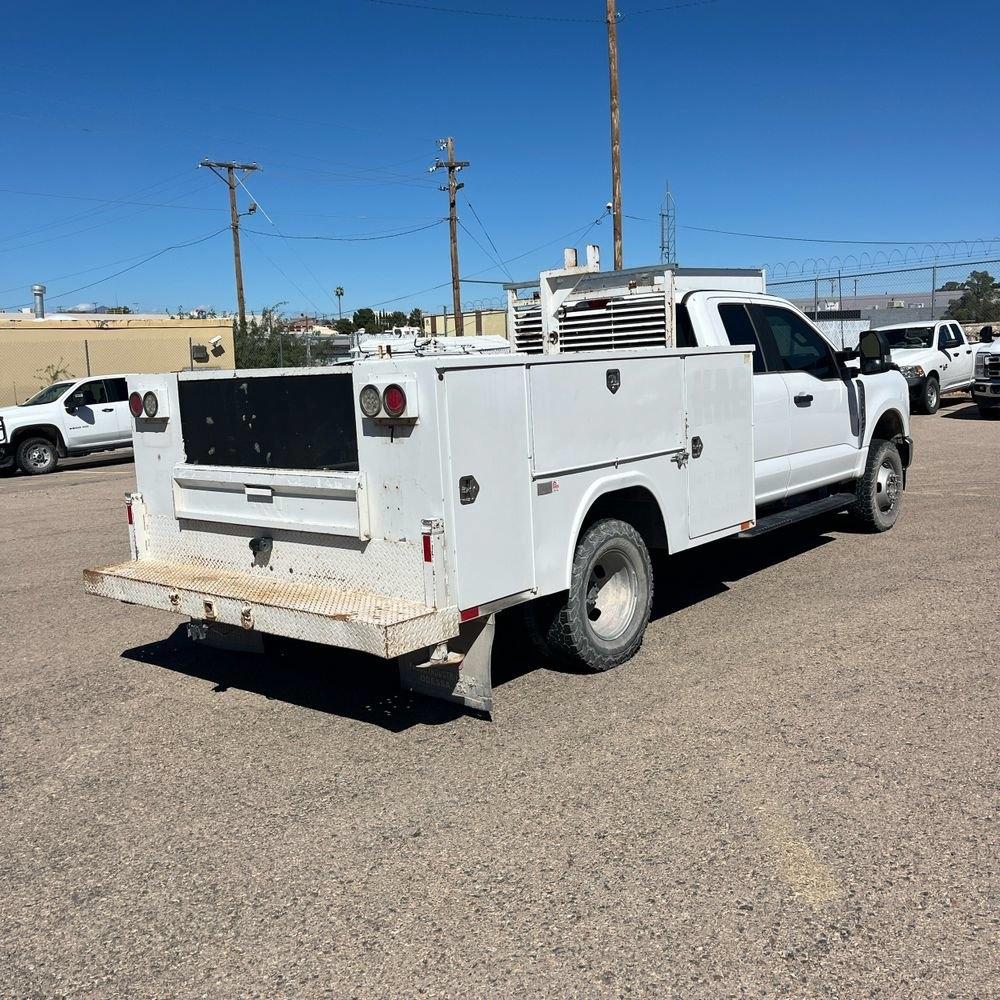 Ford F-350 SD XL SuperCab Long Bed 4WD DRW 2023