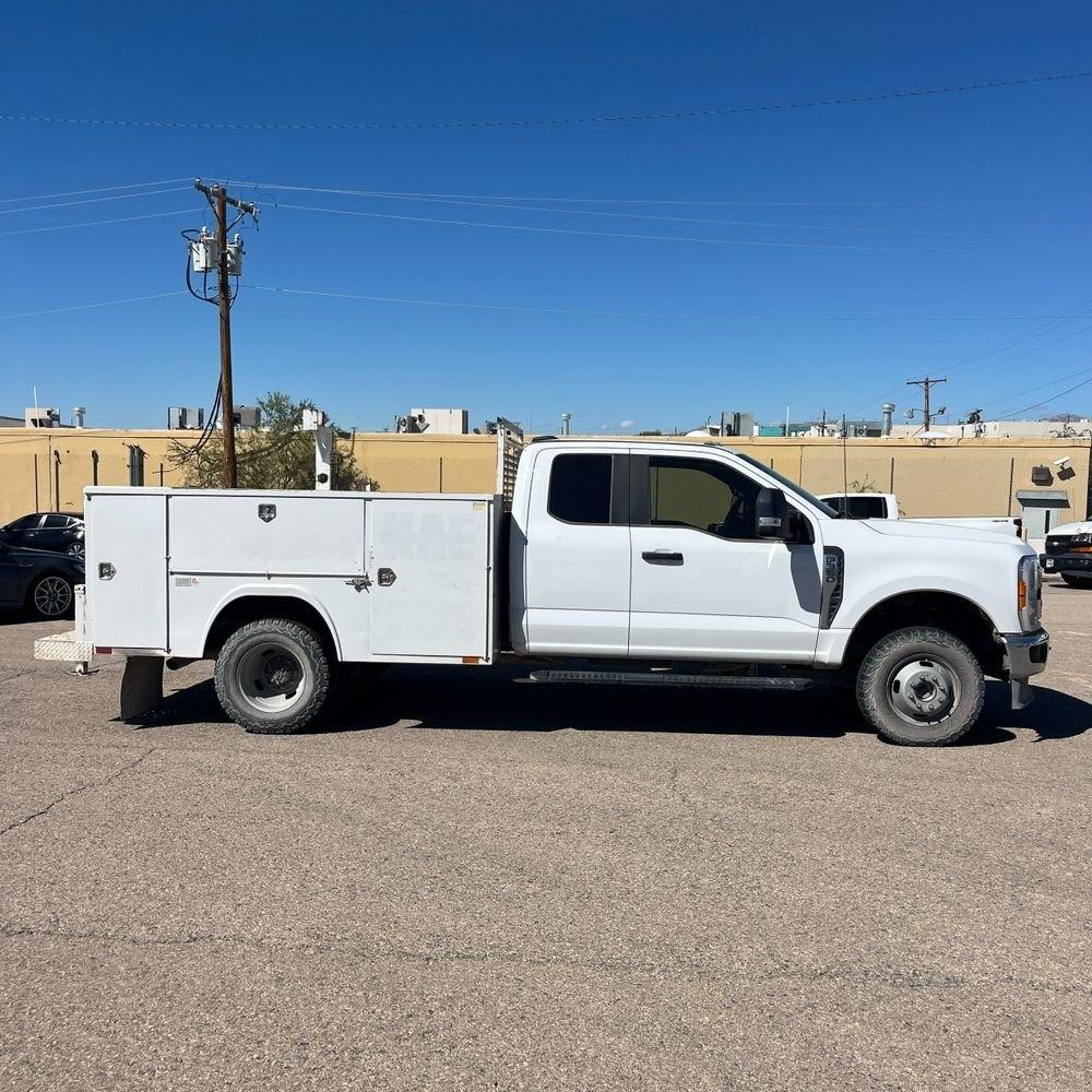 Ford F-350 SD XL SuperCab Long Bed 4WD DRW 2023