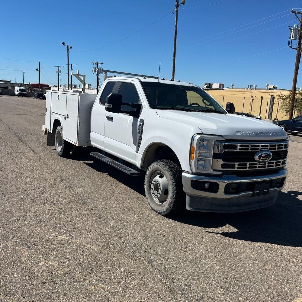Ford F-350 SD XL SuperCab Long Bed 4WD DRW 2023