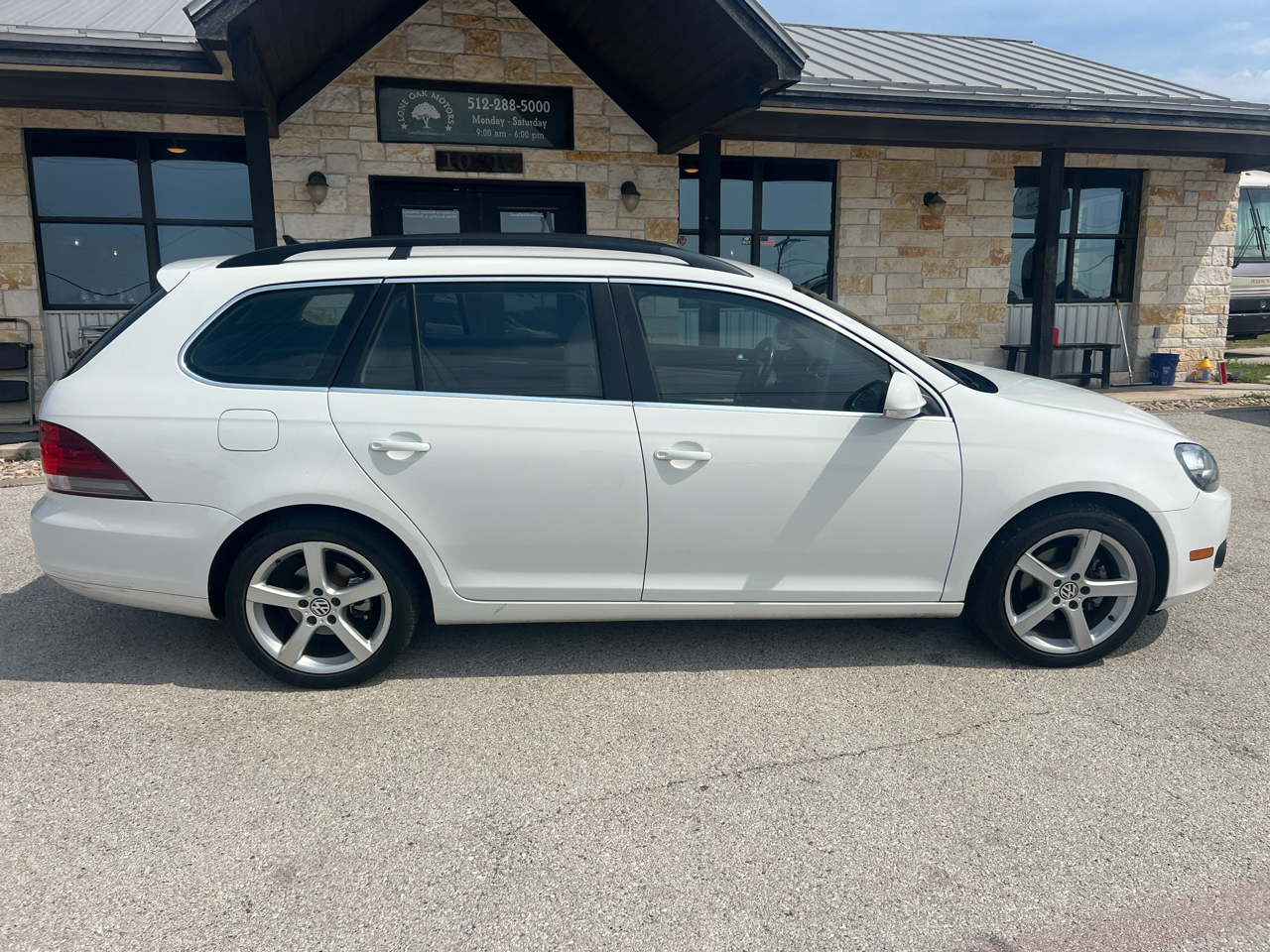 2011 Volkswagen Jetta SportWagen photo 2