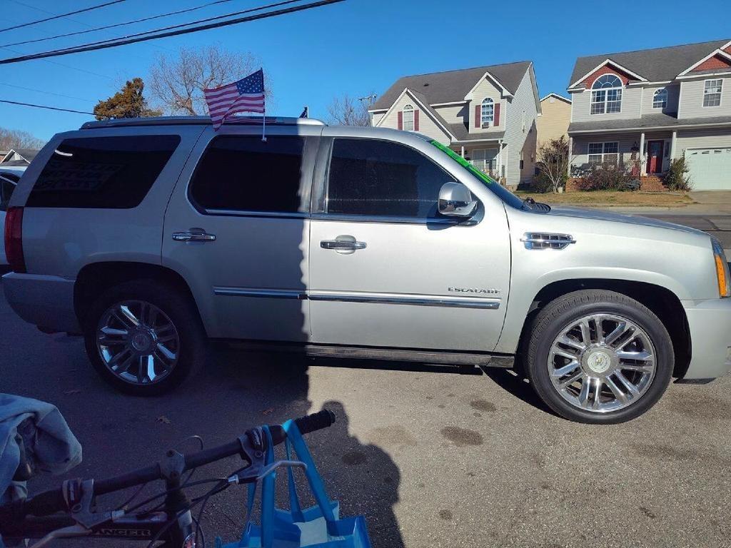 Cadillac Escalade AWD Platinum 2011